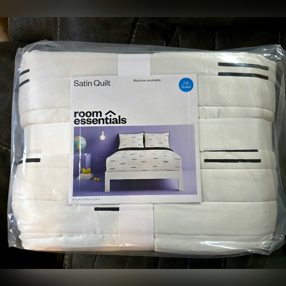 Room Essentials Satin Quilt - White and Black FULL/QUEEN